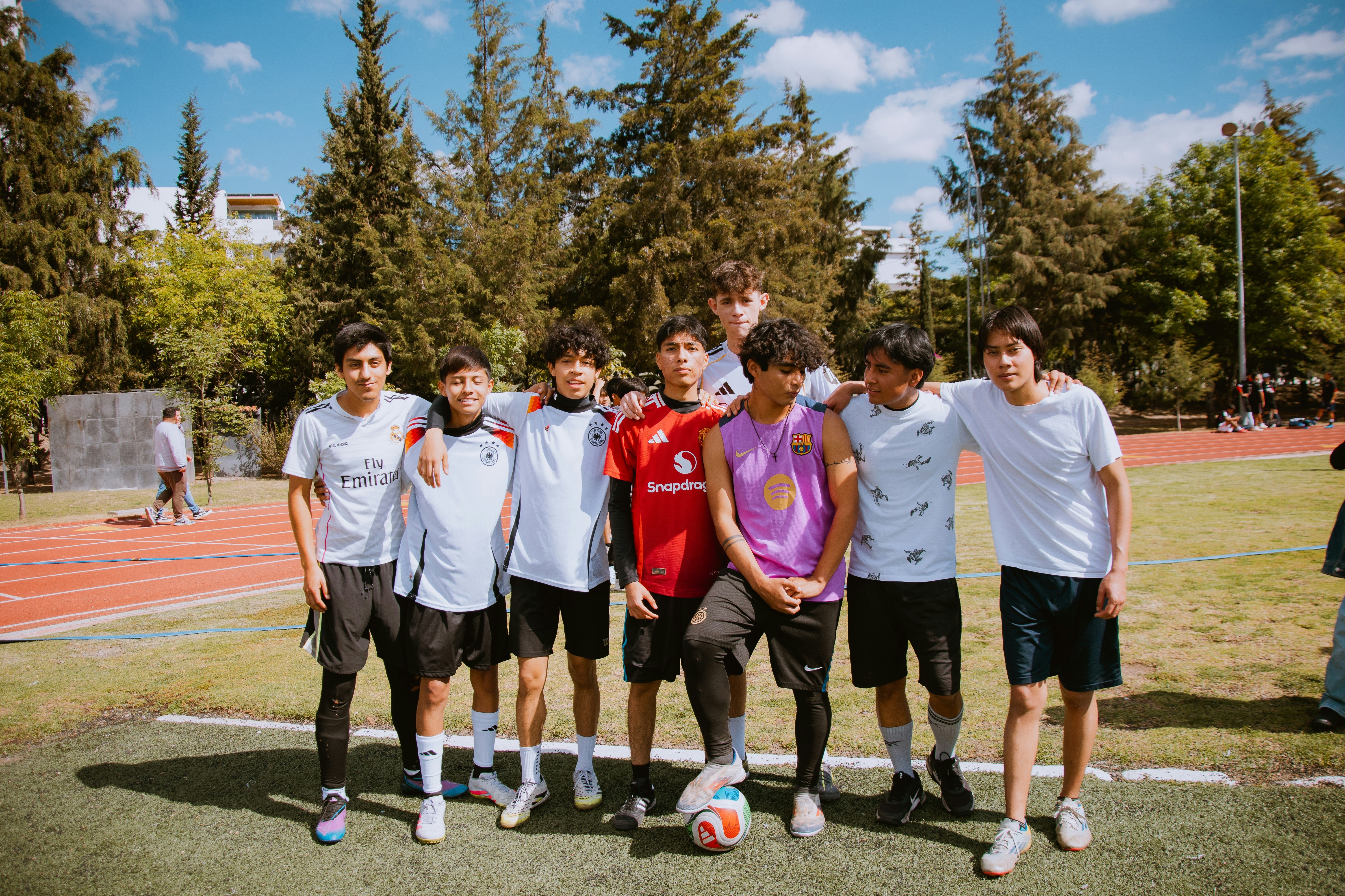 Xbox无线手柄全球缺货 ／ “杀鸡”恋爱模拟游戏Steam页面上线